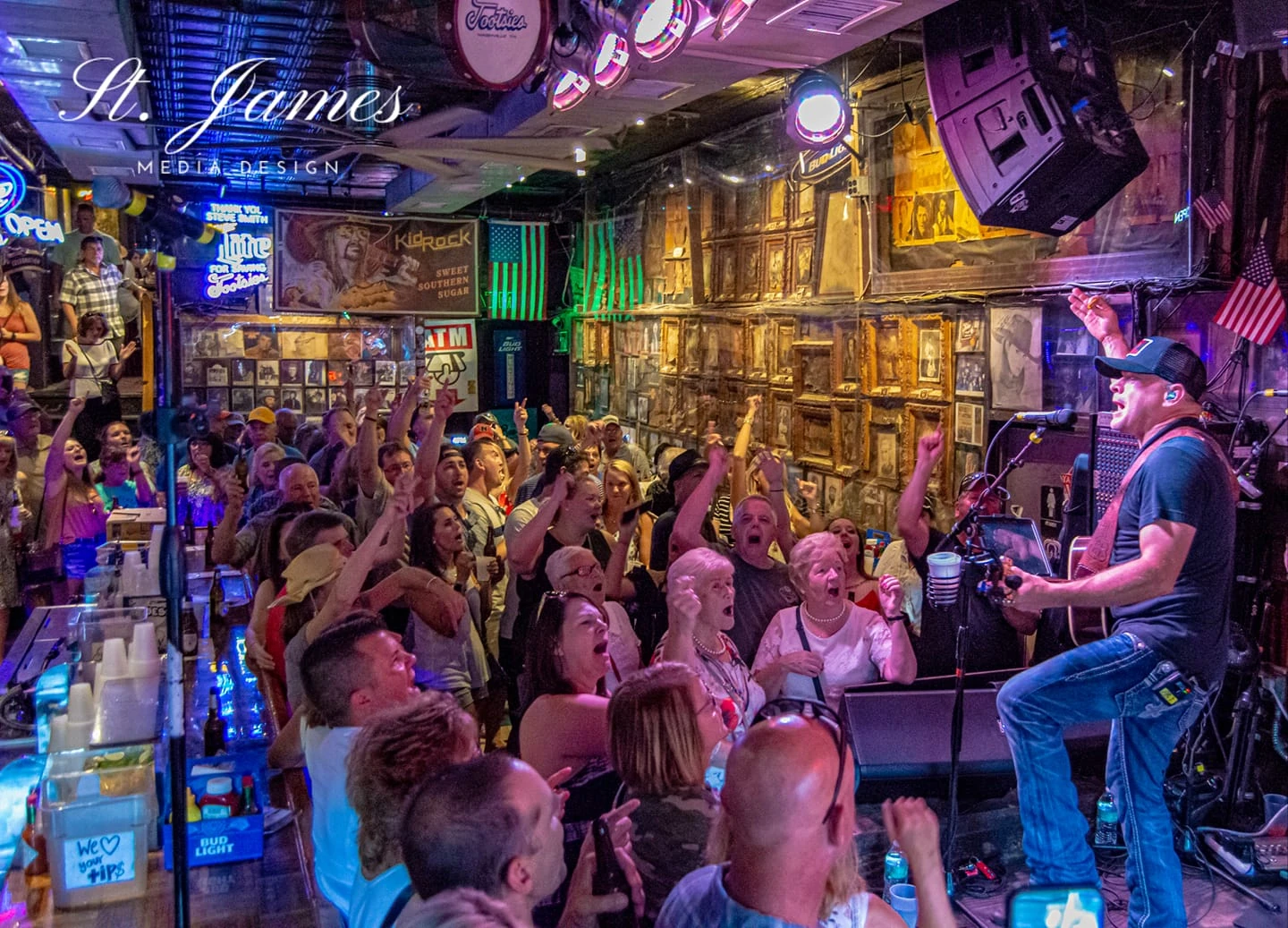 Brent Browning performing live for a crowd at Tootsie's